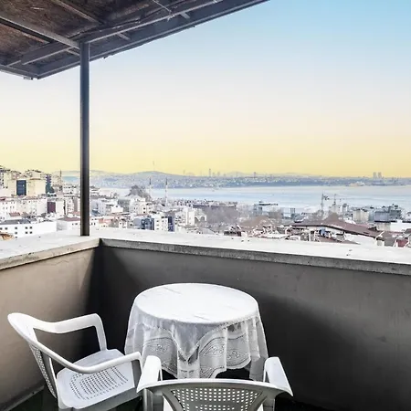 Flat With Bosphorus View And Terrace In Beyoglu